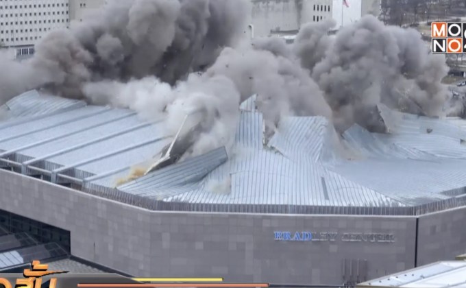 ภาพระเบิดหลังคาสนามกีฬา “แบรดลีย์ เซนเตอร์” ในสหรัฐฯ