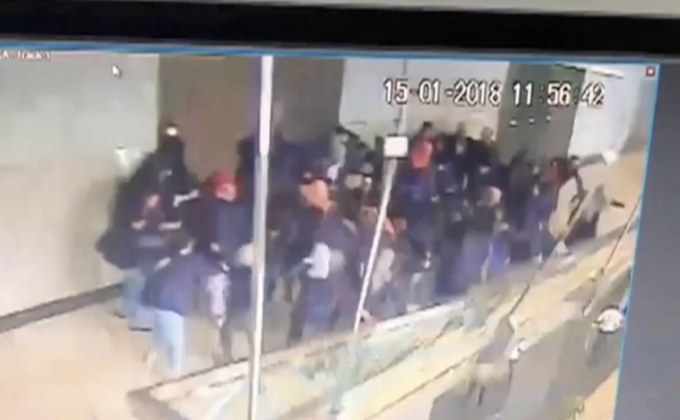 ชั้นลอยของอาคารตลาดหลักทรัพย์อินโดฯ ถล่ม