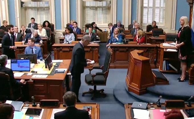 ควิเบกผ่านกฎหมายห้ามใช้ผ้าคลุมหน้า