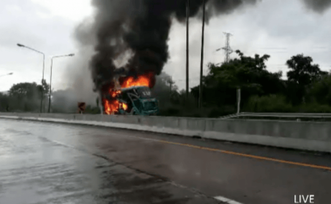 ไฟไหม้รถทัวร์กลางดอยขุนตาล จ.ลำพูน