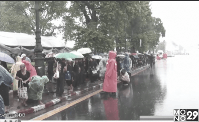 พสกนิกรรอเข้าสักการะพระบรมศพเนืองแน่น