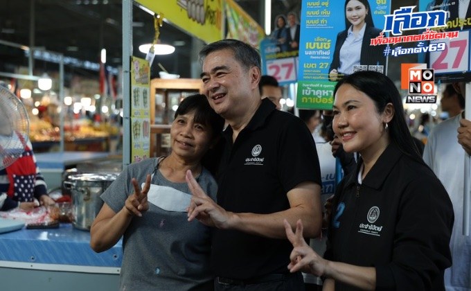 “อภิสิทธิ์” บุกพระราม 2 ชาวบ้านโผกอดขอบคุณนโยบายเรียนฟรี ทำเด็กมีอนาคต ลั่น “อย่าไปไหนอีก” พร้อมเทใจให้เบอร์ 27