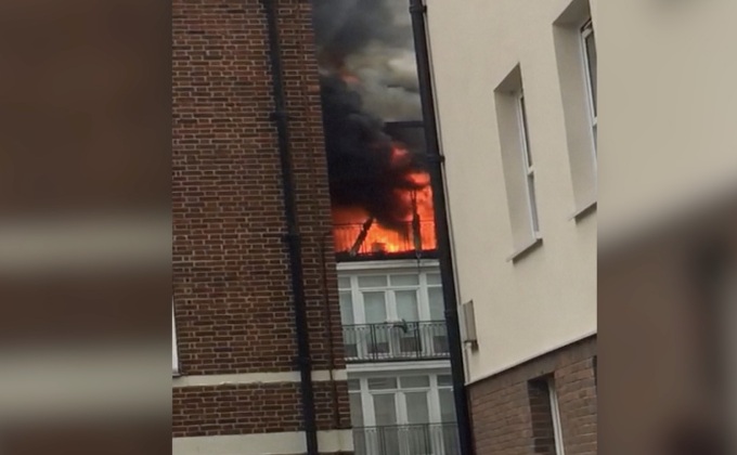 ไฟไหม้อพาร์ทเมนท์ในลอนดอน เจ็บ 1 ราย