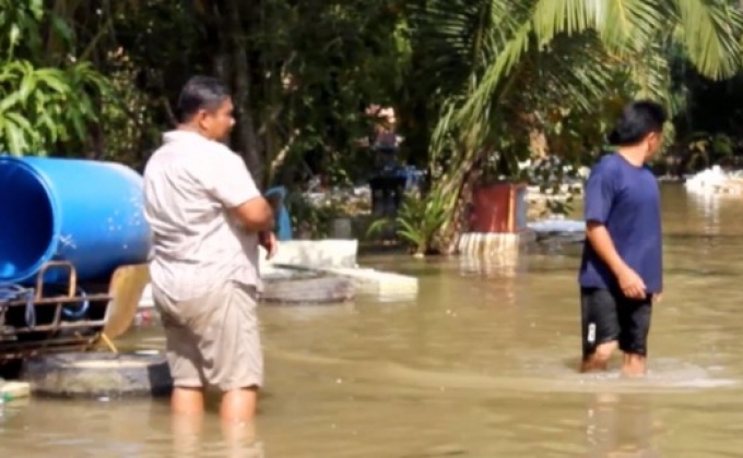 แม่น้ำตาปีล้นตลิ่งท่วมบ้านเรือน จ.สุราษฎร์ธานี