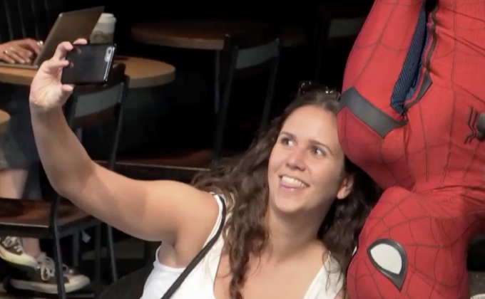 ​“สไปดี้” ห้อยหัวกลางร้าน ทำคอกาแฟขวัญกระเจิง