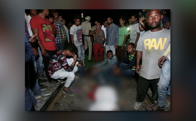 รถไฟพุ่งชนฝูงชนในอินเดีย-เสียชีวิตจำนวนมาก