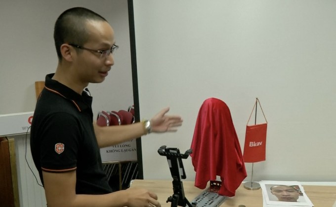 นักวิจัยเวียดนามแสดงการใช้หน้ากากปลดล็อกไอโฟน10