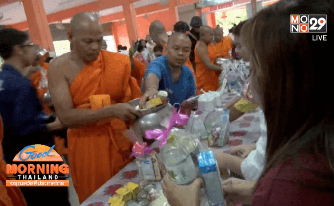 พุทธศาสนิกชนร่วมทำบุญตักบาตรเทโวโรหนะ