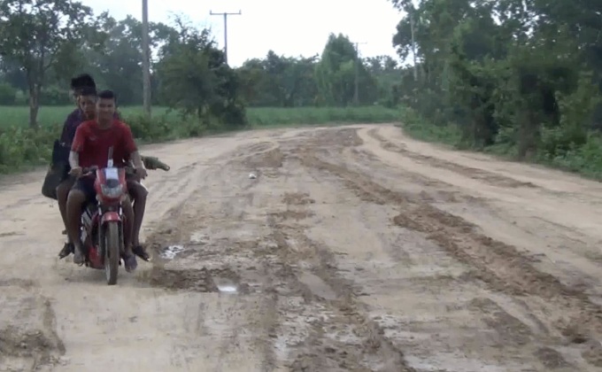 ถนนเข้า-ออกหมู่บ้านเป็นหลุมเป็นบ่อ จ.มุกดาหาร