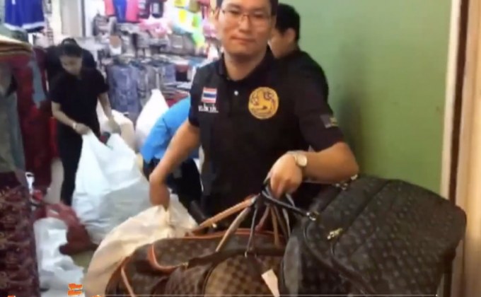 จับกุมสินค้าละเมิดลิขสิทธิ์บนเกาะสมุย