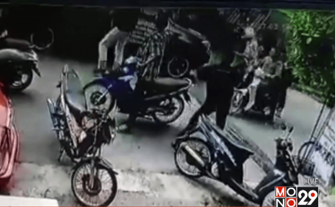 วัยรุ่นขับจยย.ควงมีด-ปืนไล่ล่าถล่มอริ