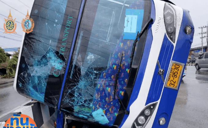 รถทัวร์นำเที่ยวเสียหลักพลิกคว่ำ ต่างชาติเจ็บอื้อ