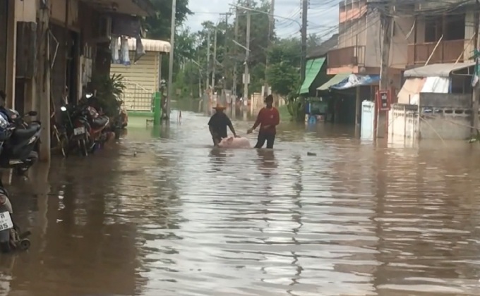 5 ชุมชน จ. ชัยภูมิน้ำท่วมสูง 1 เมตร