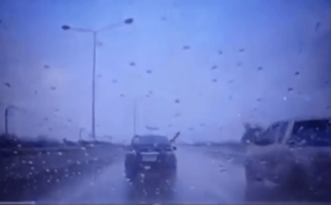 ออกหมายเรียกรถยนต์ชักปืนขู่กระบะ