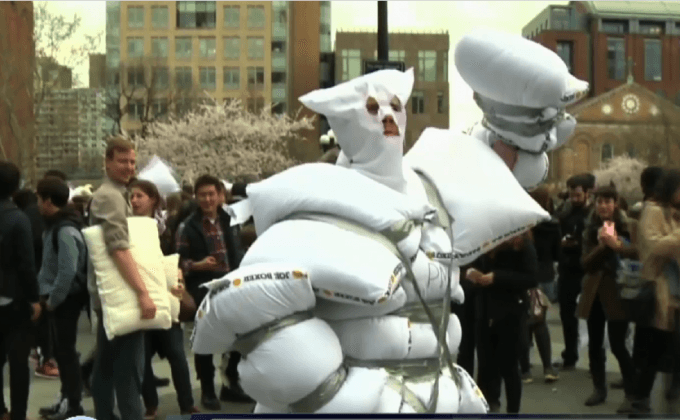 เทศกาลสงครามหมอนในสหรัฐฯ