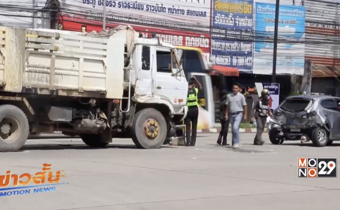 รถบรรทุกชนรถยนต์จอดติดไฟแดงเจ็บหลายราย