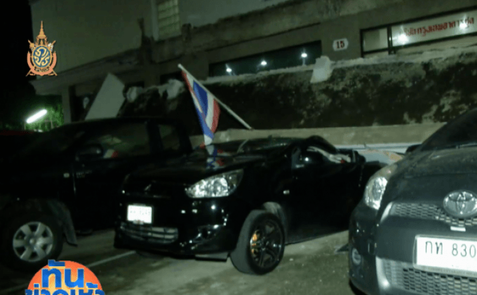 กันสาดถล่ม ทับรถเสียหาย 8 คัน