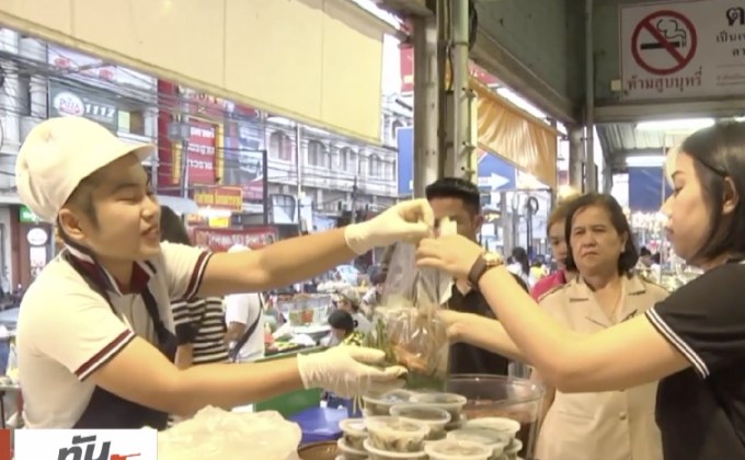 ชื่นชมแม่ค้ายำหอยโคราช พูดจาสุดอ่อนหวาน