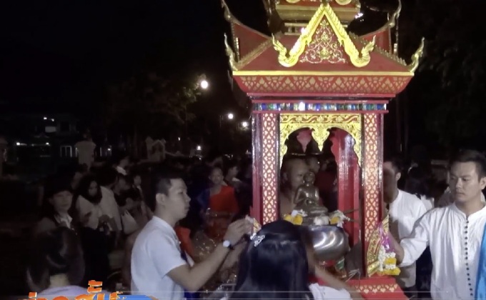 ประชาชนทำบุญตักบาตรเที่ยงคืน