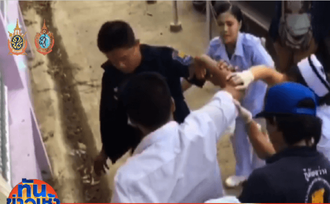 หวาดเสียว! นร.ปีนรั้วเหล็ก พลาดท่าลื่นถูกเหล็กเสียบ