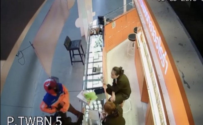 สวมชุดไปรษณีย์จี้ร้านเพชรทองออโรร่า