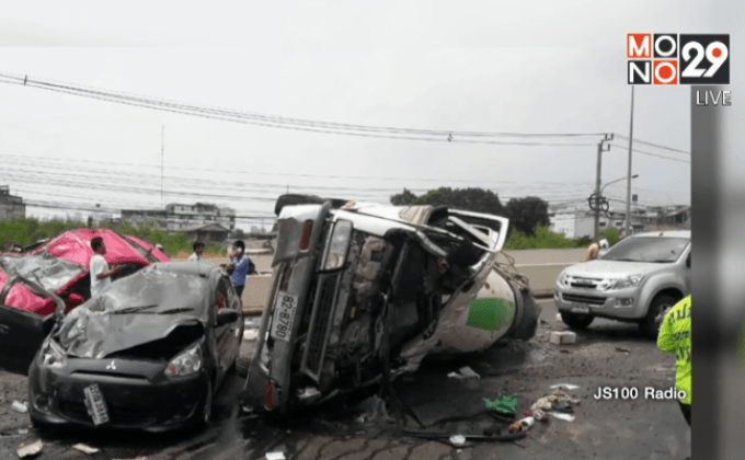 รถโม่ปูนเสียหลัก ข้ามเกาะกลางประสานงารถเก๋ง