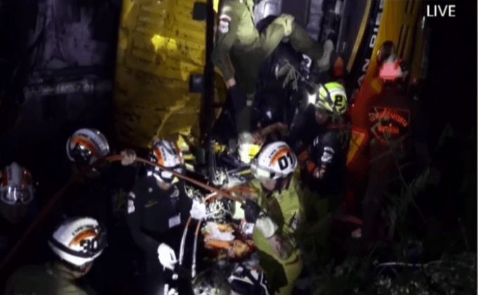 รถบรรทุกชนเสาไฟฟ้าไฟดับเกือบทั้งอ.พรหมพิราม