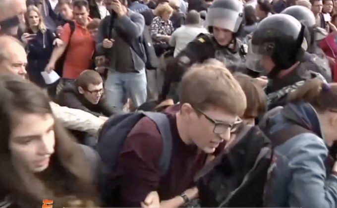 ตำรวจรัสเซียจับกุมผู้ชุมนุมที่สนับสนุนฝ่ายค้านกว่า 800 คน