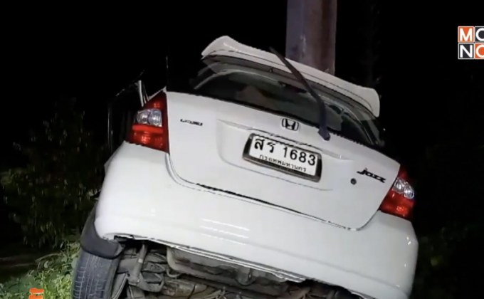 รถยนต์ลื่นน้ำยางพาราชนเสาไฟฟ้าเสียชีวิต 2 คน