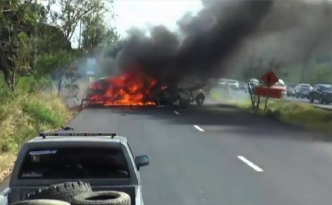 รถตู้ประสานงากระบะเสียชีวิต 25 ศพ จ.ชลบุรี