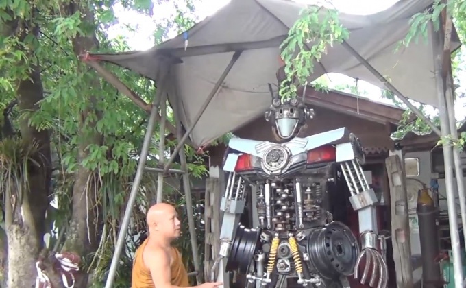 หลวงพ่อประดิษฐ์หุ่นยนต์ยักษ์ หวังดึงเยาวชนเข้าวัด