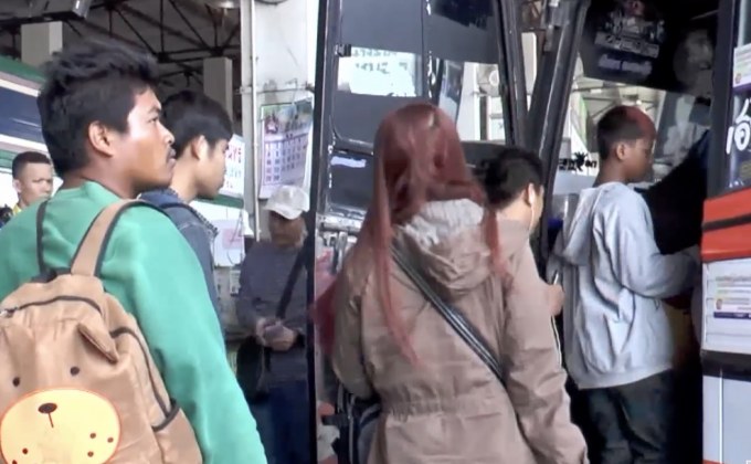 ประชาชนทยอยเดินทางกลับภูมิลำเนา ก่อนสงกรานต์