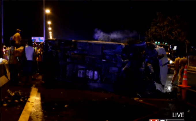 รถตู้ยางแตกพลิกคว่ำไฟลุกท่วม