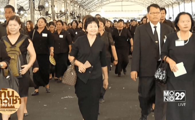 บรรยากาศประชาชนหลั่งไหลเข้าสักการะพระบรมศพ
