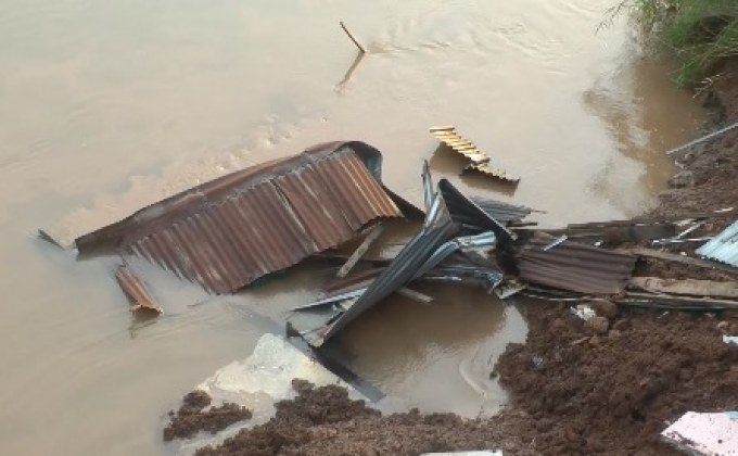 ตลิ่งแม่น้ำน่านทรุดบ้านพังถล่ม จ.พิจิตร