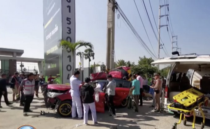 นาทีชีวิต ช่วยหนุ่มติดเก๋งหลุดโค้ง