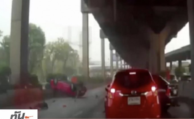 ระทึก! “เก๋งดำ” ขับเบียด-ปาด พาแท็กซี่หมุนคว่ำ