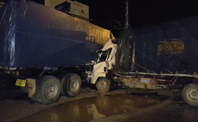 รถบรรทุกชนท้ายเทรลเลอร์คนขับเจ็บสาหัส