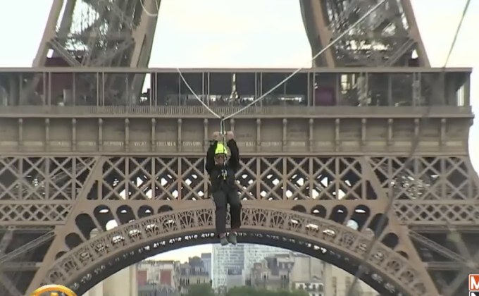 ครั้งหนึ่งในชีวิต! โหน “ซิปไลน์” จากหอไอเฟล