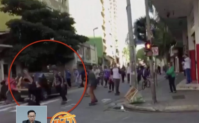 นาทีรถยนต์พุ่งชนกลุ่มนักสเกตบอร์ดในบราซิล