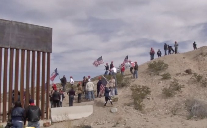 ชาวสหรัฐฯ ประท้วงต้านผู้อพยพที่ชายแดน