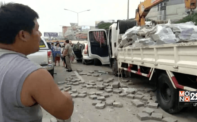 รถบรรทุกอิฐชนท้ายกระบะ-เก๋ง เสียหาย 6 คัน