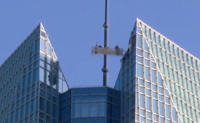 ช่วยพนง.ทำความสะอาดกระจกตึกสูงกว่า 200 เมตร