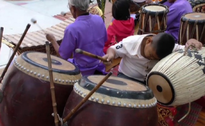 หนูน้อยงัวเงียตีกลอง แม้ต้องสู้กับความง่วง