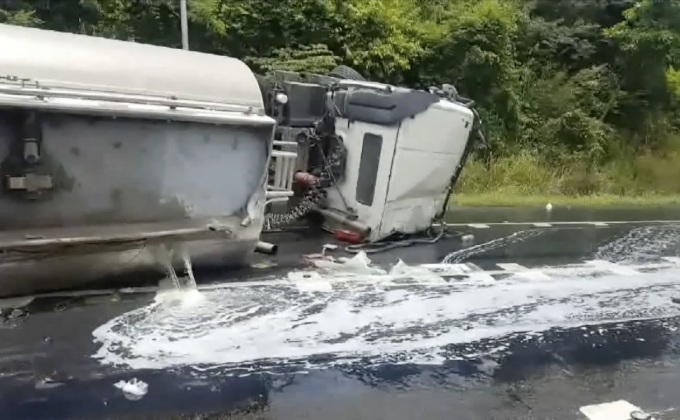 ระทึก! รถบรรทุกน้ำมัน 4.2 หมื่นลิตร พลิกคว่ำกลางถนน