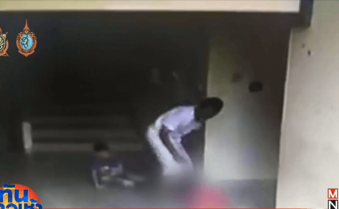 แฉคลิปหนุ่มโหด ถีบเด็กไม่ยั้ง