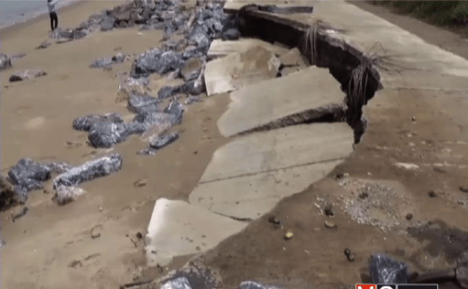 คลื่นทะเลกัดเซาะถนนพัง อ.ละงู จ.สตูล