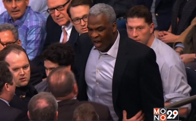 ตำนานนิกส์โดนพาตัวออกนอกสนามระหว่างศึก NBA