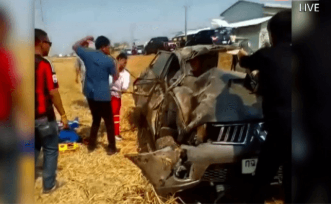 ภาพวินาทีรถยนต์ อดีต ส.ส. สุรินทร์ พลิกคว่ำ