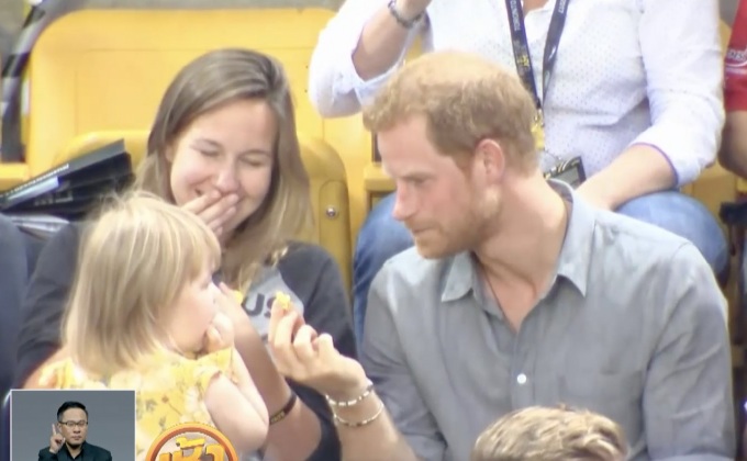 เด็กน้อยแอบขโมยป๊อปคอร์น “เจ้าชายแฮร์รี่”